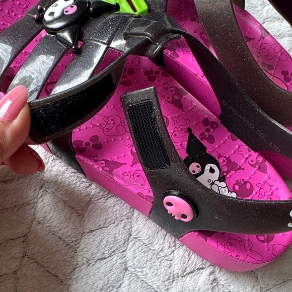 NWT CROCS -Hello Kitty And Friends Sandals Kids J2 - Picture 7 of 12